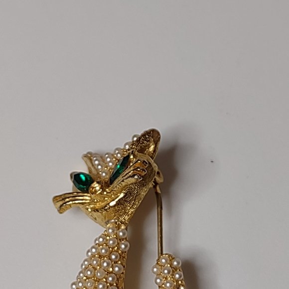 Gold Tone Faux Pearl Cat Brooch With Green Eyes - Picture 7 of 15